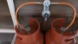 газовый конвектор на пропане и автоматический клапан на 2 балона.