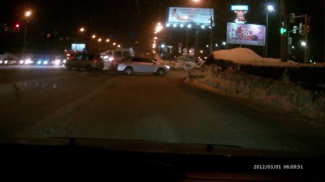 Водитель в Новосибирске протаранил скорую, не желая её пропускать смотреть онлайн