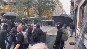 В Париже поют Интернационал Французы недовольны зарплатами и снижающимся уровнем жизни.