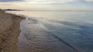 Прогулка вдоль моря от посёлка Заозёрное в Крыму до Евпатории. Соленое озеро в Заозёрном. Шум моря