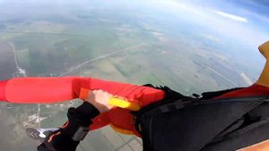 Спасение начинающей парашютистки из штопора в свободном падении