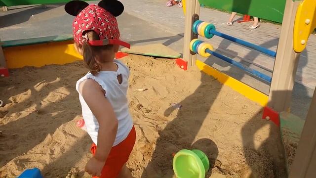 Дети гуляют на улице, играют на детской площадке, играют с мячом. Children play with a ball смотреть онлайн