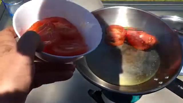 Готовим на Примусе Шмель 2 Яичница с Помидорами и Чесноком по рецепту моего Дедушки