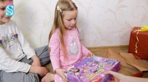 День рождения ?! Супер Эмма распаковывает ПОДАРКИ ? от Тимы, мамы и папы!