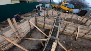 10 Отлили второй миксер, вибрируем. Т-образный ленточный фундамент (тавровый).