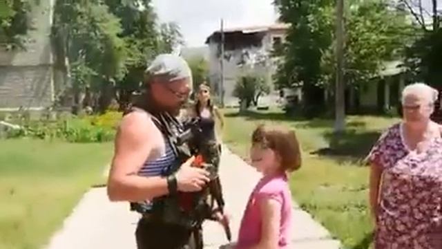 Этой девочке нечего кушать, но для нее важнее Мир. София, поселок Гольмовский . смотреть онлайн