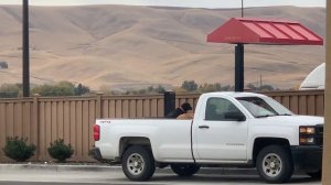 Русский Водитель Заехал В Гетто / Доездился - Застрял С Прицепом На Узкой Улице