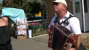 Слава играет авторскую на гармони