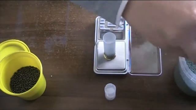 Снаряжение дробового патрона 12калибра.