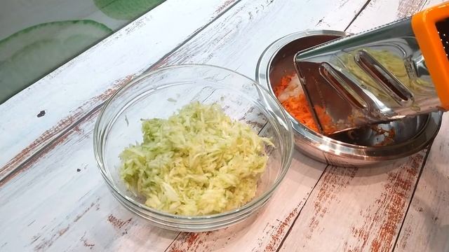 Оладьи из кабачков с морковью. Яркие, нежные и вкусные оладушки. смотреть онлайн