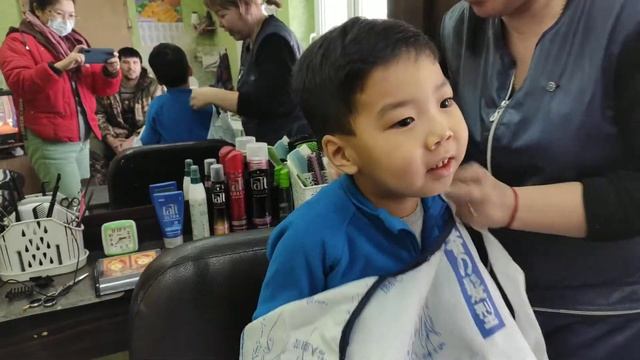 ГОД не стригся.в парикмахерской.? смотреть онлайн