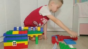 Строю частный дом из конструктора Лего. С балконом и двором.