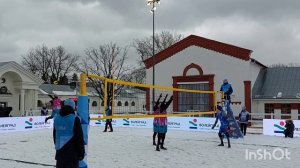 Волейбол на снегу в Москве.