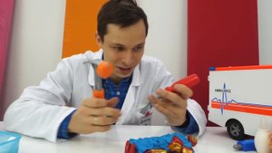 Видео про игрушки супергерои - Чего боится Супермен? Игры в больницу у Доктора Ой