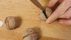 Полезные Советы Как расколоть грецкие орехи и не сломать ядра