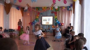 Танец "Хулахуп" на утреннике посвящённый восьмому марта.