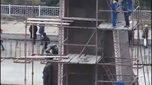 В Запорожье скинули самого большого ЛЕНИНА В Украине смотреть онлайн