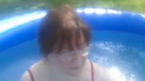 Купаюсь в бассейне на даче