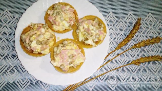 Праздничные тарталетки с яйцом и горошком