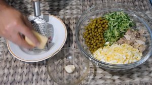 ? Нежный салат с курицей, яйцом, сыром и свежим огурцом. Вкуснотища!