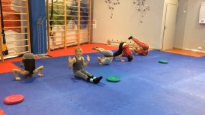 Акробатический трюк: кувырок назад на прямые ноги, кувырок вперед с прямых ног.