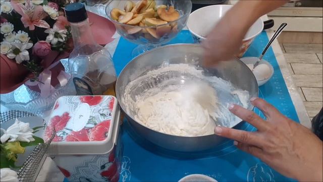 МАЛО теста, МНОГО начинки! ЗАЛИВНОЙ ЯБЛОЧНЫЙ ПИРОГ с ягодами. смотреть онлайн