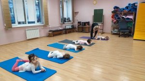 УПРАЖНЕНИЯ НА КОВРИКАХ