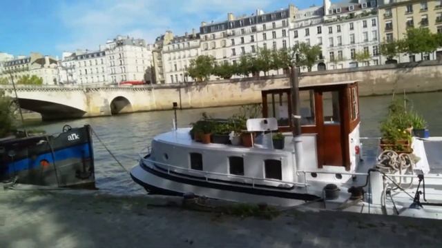 Франция. Кто живёт под мостом? А кто-то в Париже живёт в лодке
