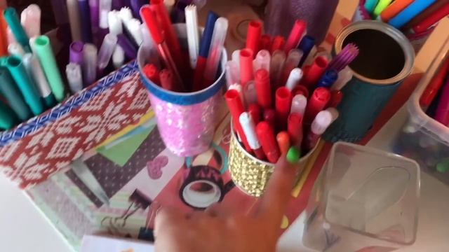 УБОРКА В КАНЦЕЛЯРИИ// ХРАНЕНИЕ ФЛОМАСТЕРОВ ПО ЦВЕТАМ смотреть онлайн