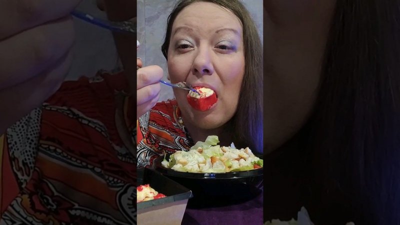 Мукбанг, аппетитно кушаю запечённый рол  #мукбанг #итинг #роллы #mukbang #eating #rolls