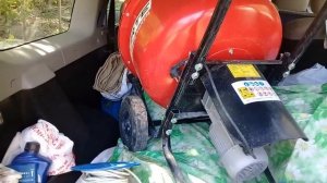Транспортировка бетономешалки Форте у багажнику автомибиля.