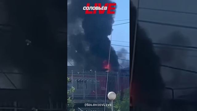 Два вагона электрички загорелись на станции "Поварово" в Подмосковье