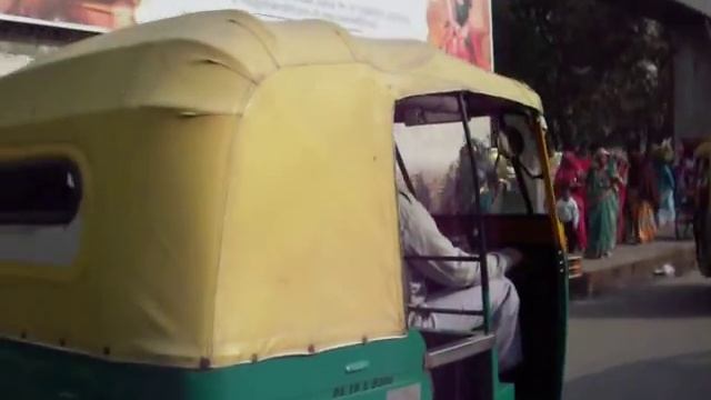 Дорожное движение в Дели (Индия) смотреть онлайн