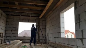 Как прибить доски к потолоку без помощи других лиц