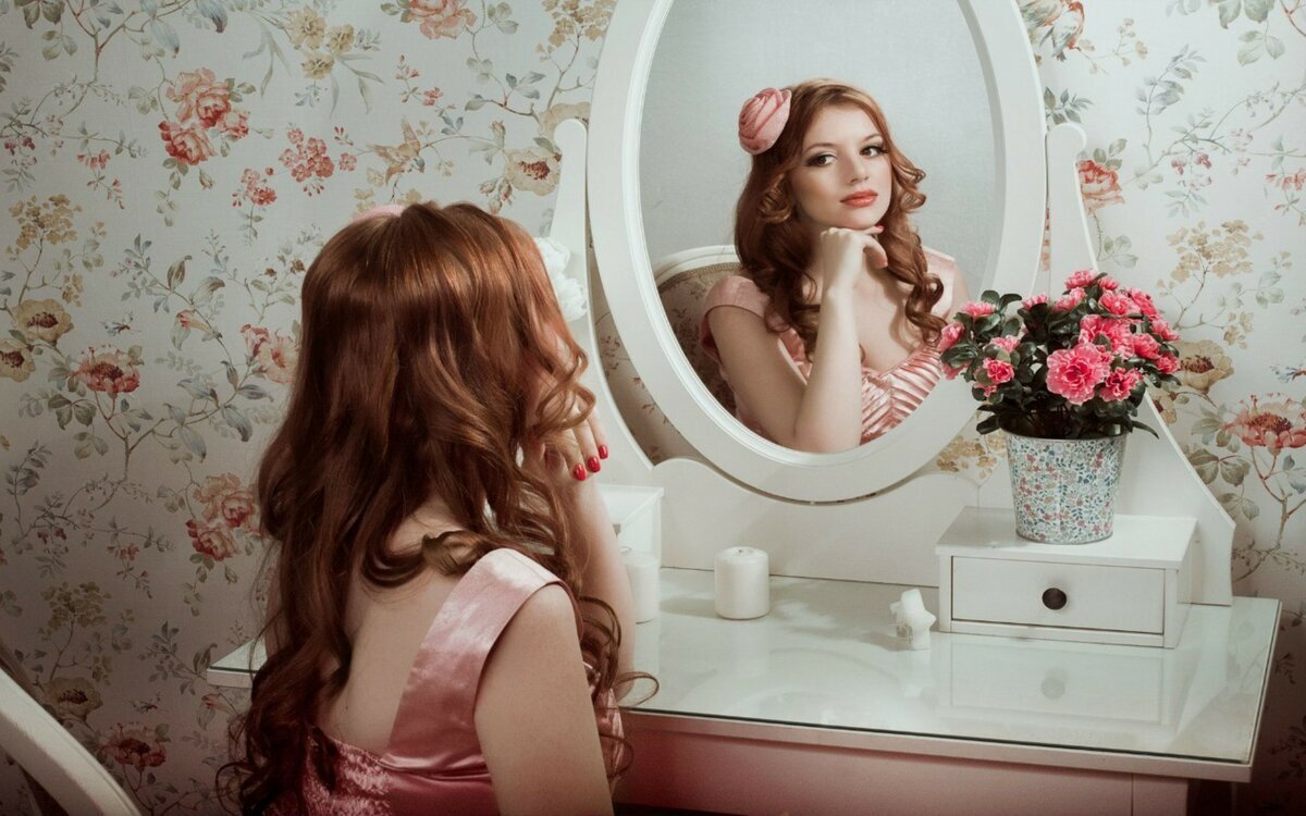 I be your mirror. Девушка в зеркале. Женщина передхеркалом. Девушка смотрится в зеркало. Фотосессия перед зеркалом.