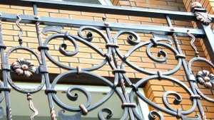 Стильные кованые перила на балконе