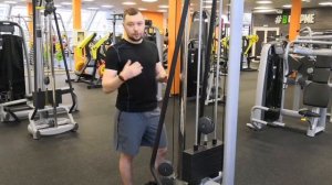 Главная ошибка в упражнении "Разгибание бедра в кроссовере"