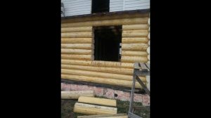 установка дверей и окна в дом из бревна
