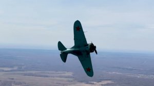 Восстановленный советский боевой истребитель И-16 поднялся в небо над Новосибирском