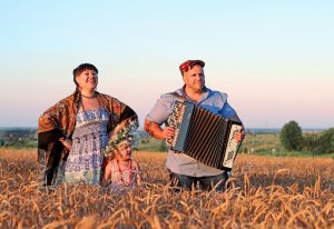 Певец с певицей на селе. И как  поют, не будет точно скуки. И я, их слушая, вверх... Поднимаю руки