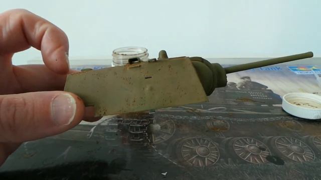 Нанесение пигментов на башню сборной модели танка. смотреть онлайн