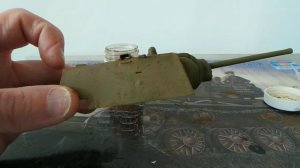 Нанесение пигментов на башню сборной модели танка.