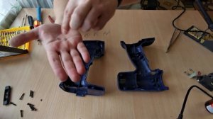 Надежный ремонт корпуса шуруповерта. Reliable repair of the case of the screw gun.