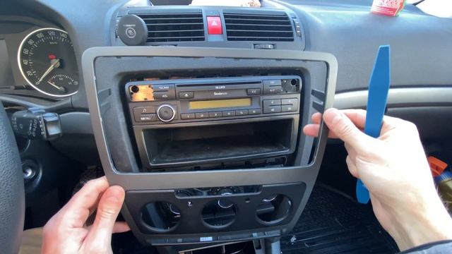 Octavia 2: Removing OEM Radio смотреть онлайн