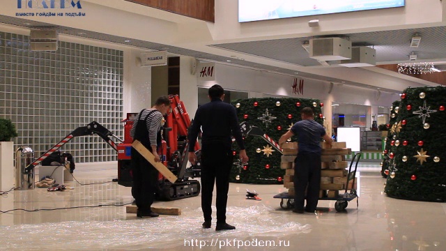 Подготовка мини-крана к работе, раскладываем аутриггеры, pkfpodem.ru смотреть онлайн