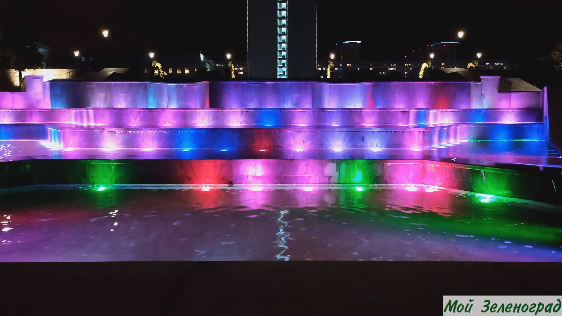 Ночная подсветка каскада фонтанов в Парке Победы (Зеленоград)