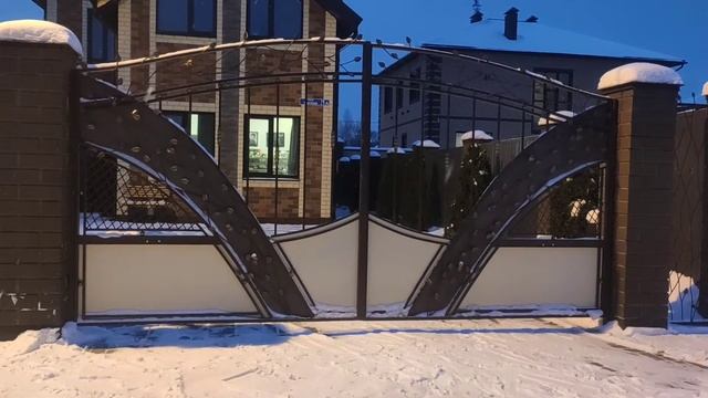 Рычажная автоматика Дорхан на красивых распашных воротах. смотреть онлайн