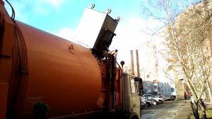 Мусоровоз работает. Прессуем и трамбуем мусор на мусоровозе с боковой загрузкой.