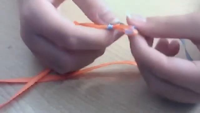 Обучаем как плести Феничка из лент смотреть онлайн