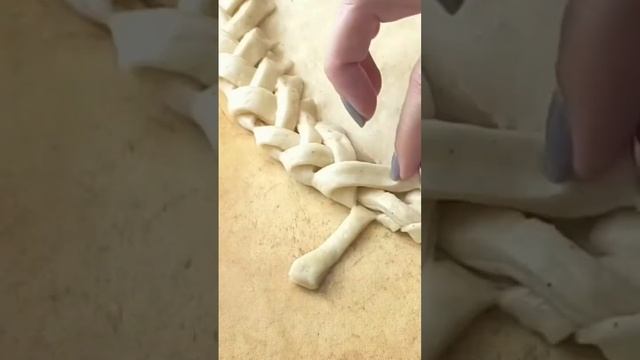 Красивый край у пирога. Пирог с клубникой из сдобного дрожжевого теста